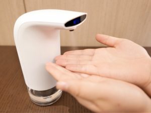 電動ディスペンサーならより清潔・安全にエスポ・セフティNVを手指に噴霧出来ます