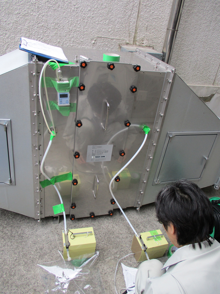 試運転でポンプを稼働し、発生臭気を高くしてから入口・出口臭気を採取測定しました。しっかり脱臭できていました。