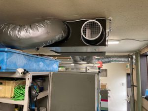 全熱交換器からダクトを引いて全室の換気を行います