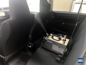 車内に噴霧器を使用して「ノーズパルHS-M」の薬液を噴霧します