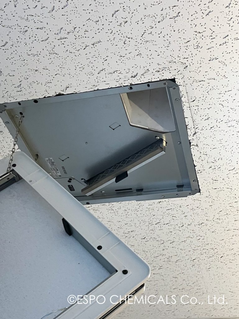 天井の通気口には通常除塵用フィルタが装着されています